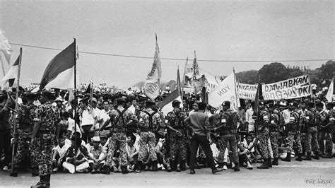 1965 Endonezya Darbesi: Siyasi Çalkantılar ve Komünizm Korkusu