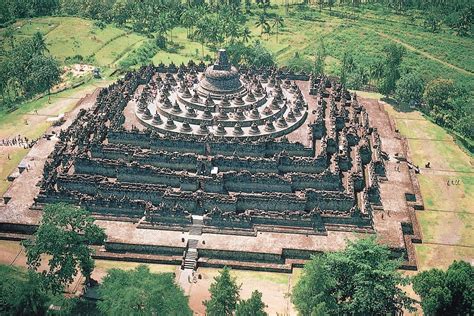  Borobudur Tapınağı'nın İnşası: Hindistan Mimarisinin Asya Topraklarında Buluşması ve Budist Meditasyonun Taşta Canlanması